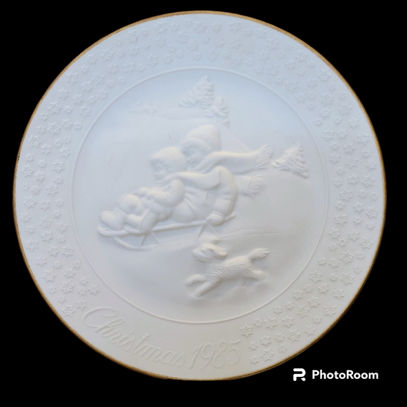 VTG 80"S AVON "A CHILD'S CHRISTMAS" PORCELAIN PLATE TRIMMED WITH 24K GOLD - Picture 2 of 9